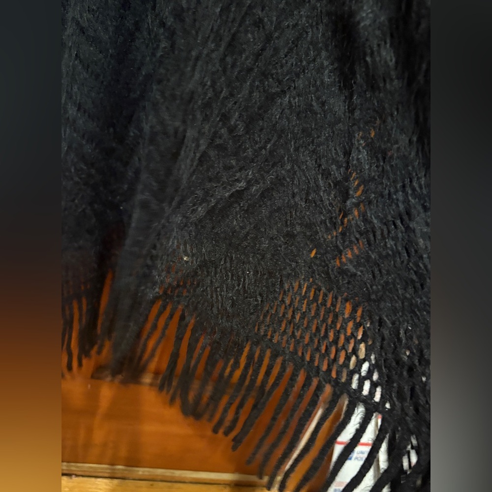 Nine West One Size Raschel Fringe Hem Knit Ruana - Picture 15 of 17